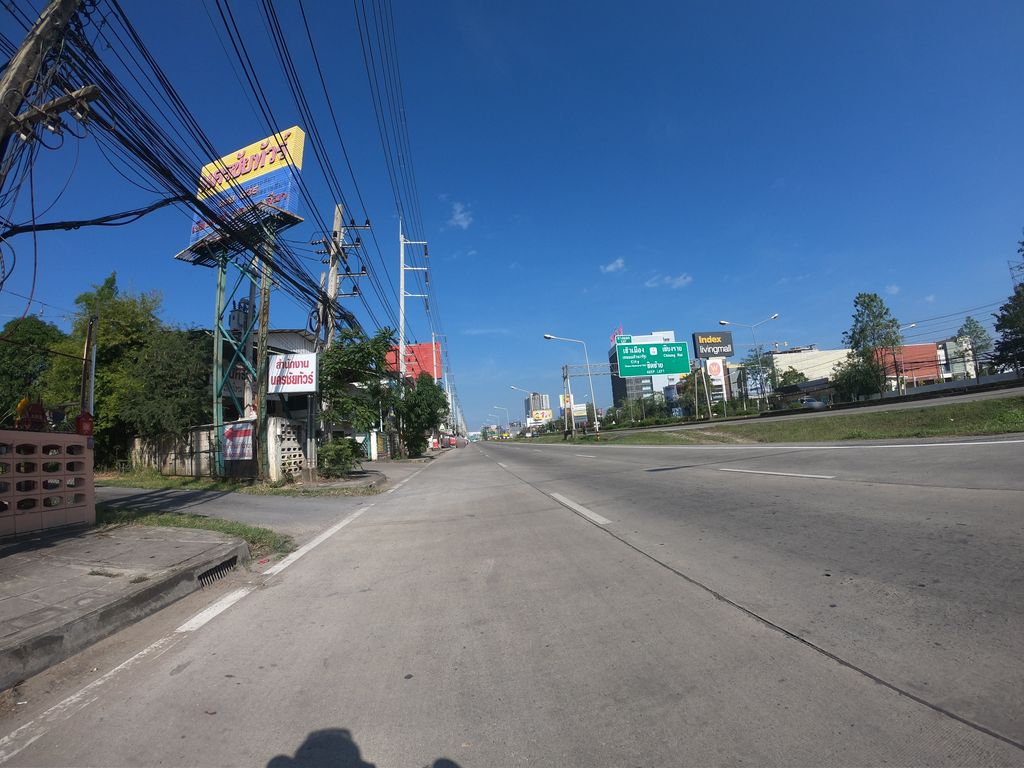 ภาพถนนตรงที่ ร้านเก๊าฉำฉา ตั้งอยู่ ถ่ายโดย chanuwath_grab พ.ศ. 2562 (2019) · A street-level view of where ร้านเก๊าฉำฉา · Ran Kaochamcha stands, by chanuwath_grab in 2562 (2019)