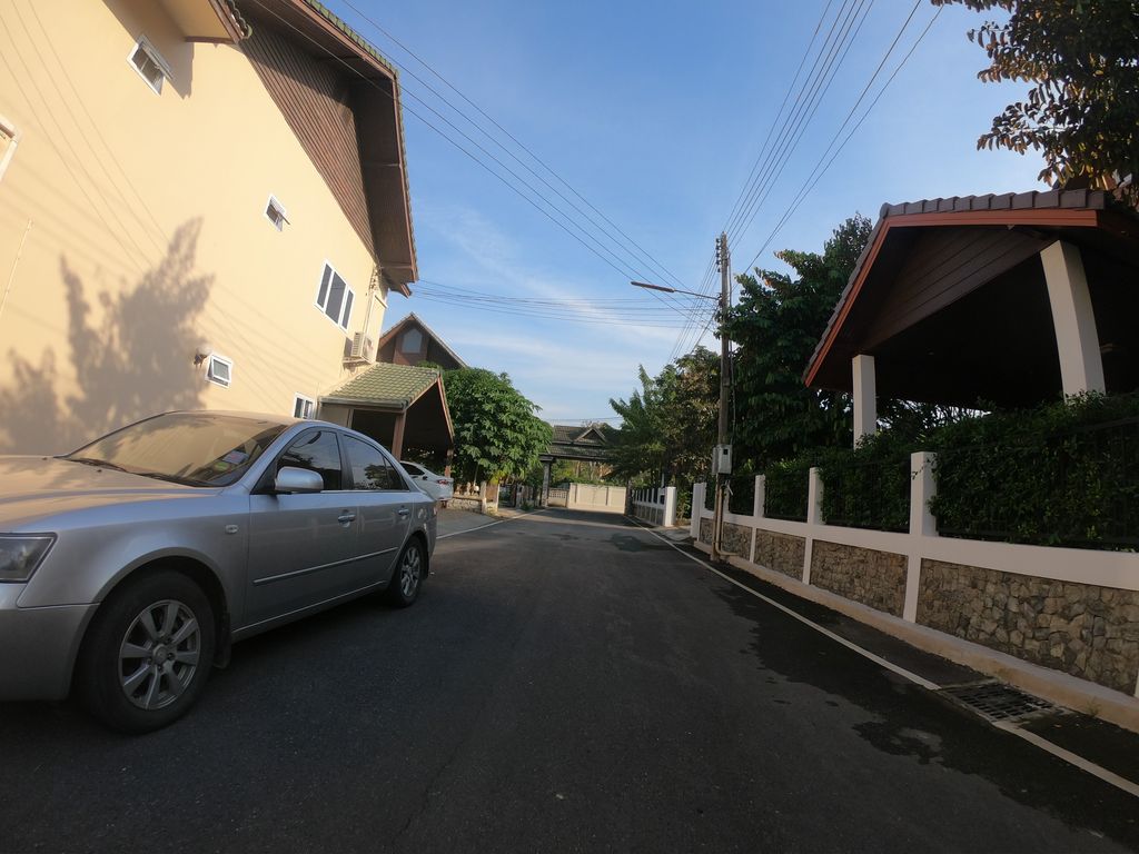 ภาพถนนตรงที่ Embrace Sober House ตั้งอยู่ ถ่ายโดย chanuwath_grab พ.ศ. 2562 (2019) · A street-level view of where Embrace Sober House stands, by chanuwath_grab in 2562 (2019)