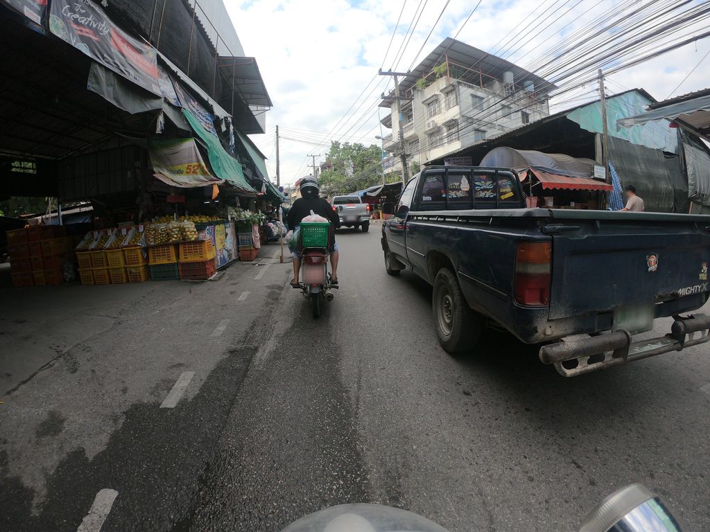 ภาพถนนตรงที่ ปูเปรี้ยวผลไม้ ตั้งอยู่ ถ่ายโดย chanuwath_grab พ.ศ. 2562 (2019) · A street-level view of where ปูเปรี้ยวผลไม้ · Pu Priao Phlamai stands, by chanuwath_grab in 2562 (2019)