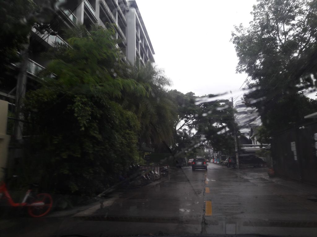 ภาพถนนตรงที่ Patitta Apartment ตั้งอยู่ ถ่ายโดย superbate พ.ศ. 2561 (2018) · A street-level view of where Patitta Apartment stands, by superbate in 2561 (2018)