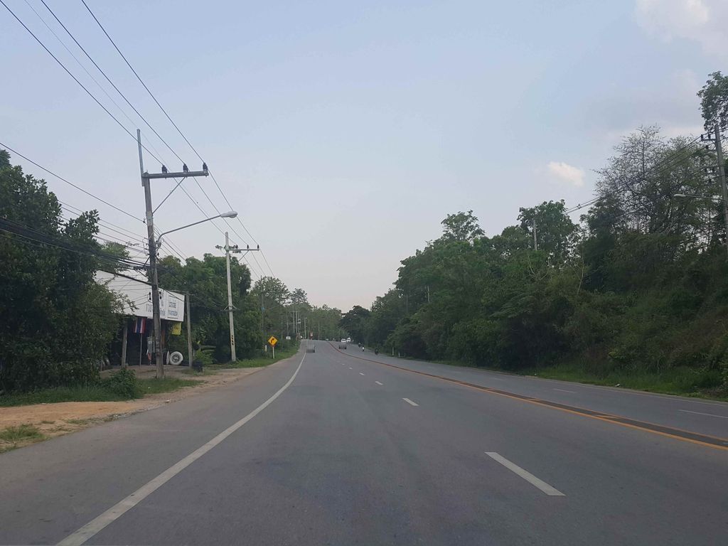 ภาพถนนตรงที่ ตามา ลาบขม ตั้งอยู่ ถ่ายโดย jrcarlsen พ.ศ. 2558 (2015) · A street-level view of where ตามา ลาบขม · Tama Lapkhom stands, by jrcarlsen in 2558 (2015)