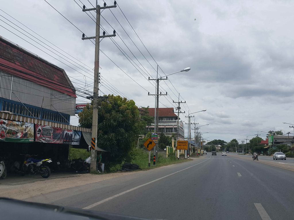 ภาพถนนตรงที่ รัานข้าวแกงโกจุ่น ตั้งอยู่ ถ่ายโดย jrcarlsen พ.ศ. 2558 (2015) · A street-level view of where รัานข้าวแกงโกจุ่น · Rana Khaokaeng Kochun stands, by jrcarlsen in 2558 (2015)