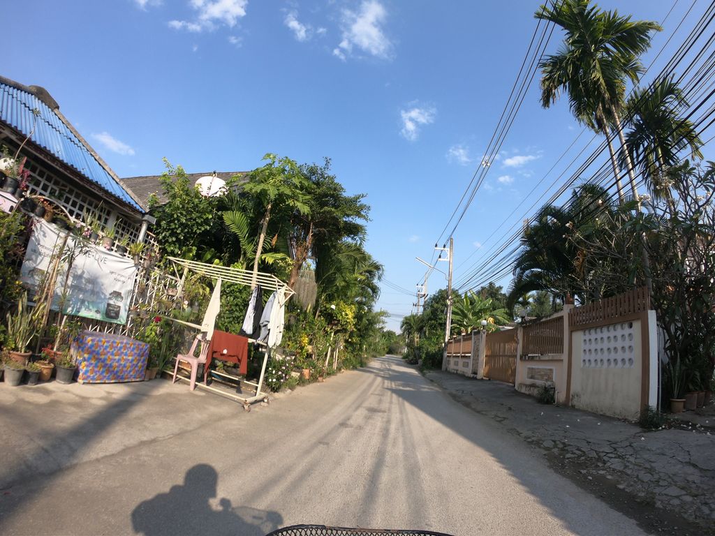 ภาพถนนตรงที่ ปวรเทพ ตั้งอยู่ ถ่ายโดย chanuwath_grab พ.ศ. 2562 (2019) · A street-level view of where ปวรเทพ · Puanthep stands, by chanuwath_grab in 2562 (2019)
