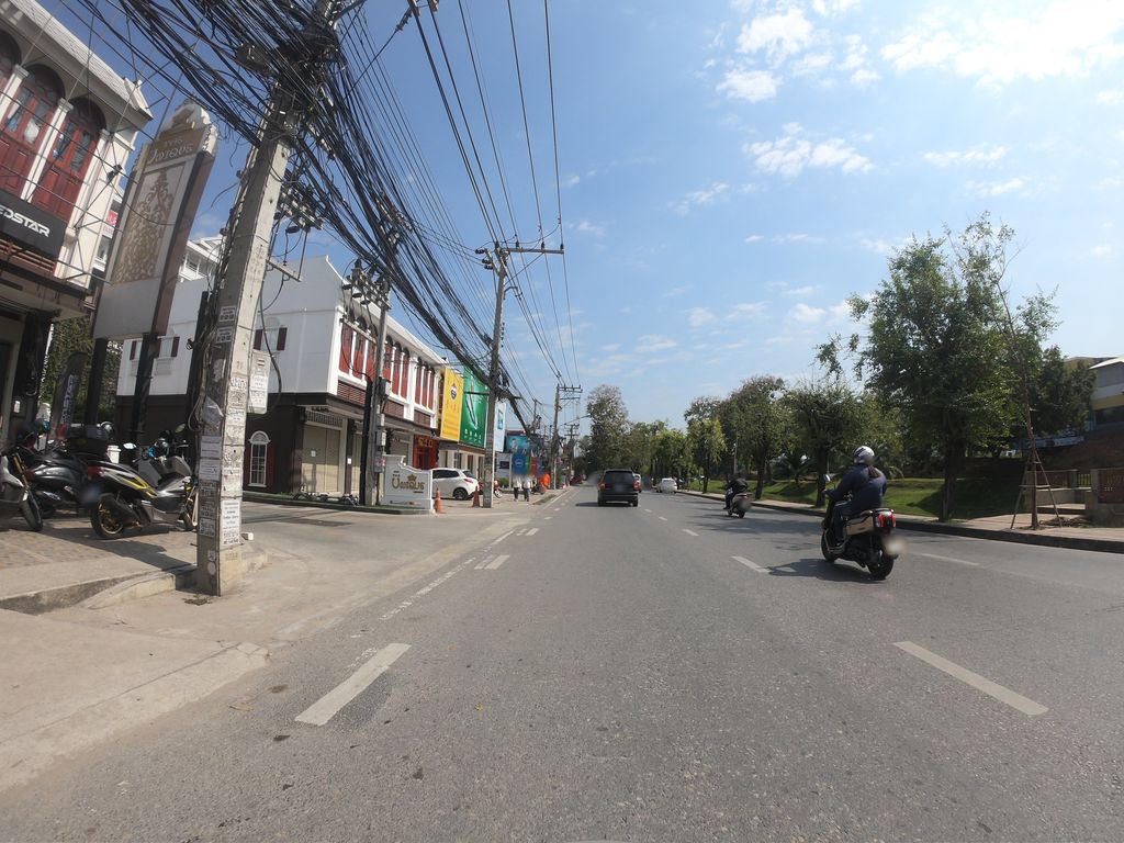 ภาพถนนตรงที่ Caffeine Shop ตั้งอยู่ ถ่ายโดย chanuwath_grab พ.ศ. 2562 (2019) · A street-level view of where Caffeine Shop stands, by chanuwath_grab in 2562 (2019)
