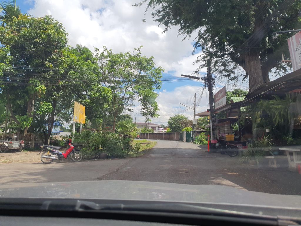 ภาพถนนตรงที่ ร้านต้นมะขาม ตั้งอยู่ ถ่ายโดย jrcarlsen พ.ศ. 2566 (2023) · A street-level view of where ร้านต้นมะขาม · Ran Ton Makham stands, by jrcarlsen in 2566 (2023)