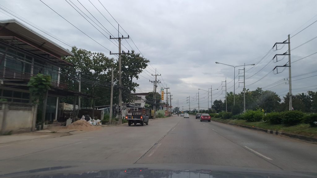 ภาพถนนตรงที่ ส้มตำ ไก่ย่าง วารินทร์ ตั้งอยู่ ถ่ายโดย jrcarlsen พ.ศ. 2564 (2021) · A street-level view of where ส้มตำ ไก่ย่าง วารินทร์ · Som Tam Kainga Warin stands, by jrcarlsen in 2564 (2021)