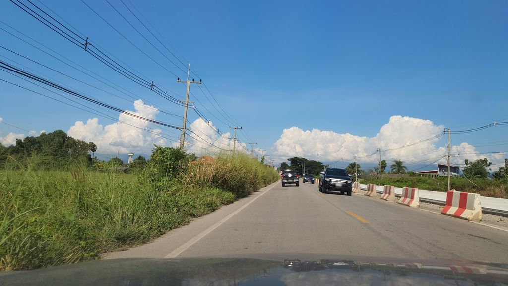 ภาพถนนตรงที่ ระเบียงบ้านชมทุ่ง ตั้งอยู่ ถ่ายโดย jrcarlsen พ.ศ. 2564 (2021) · A street-level view of where ระเบียงบ้านชมทุ่ง · Rabiang Ban Chomthung stands, by jrcarlsen in 2564 (2021)