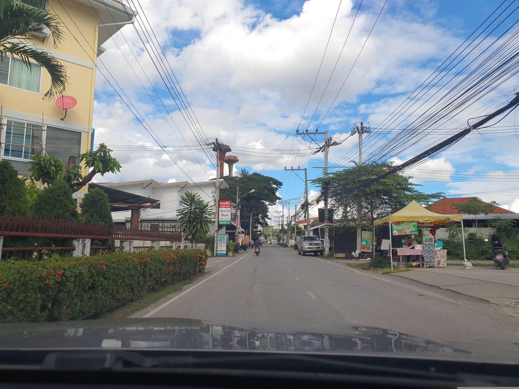 ภาพถนนตรงที่ เซเว่น อีเลฟเว่น สาขาบ้านทุ่งหมื่นน้อย ตั้งอยู่ ถ่ายโดย jrcarlsen พ.ศ. 2566 (2023) · A street-level view of where เซเว่น อีเลฟเว่น สาขาบ้านทุ่งหมื่นน้อย · Seven Eleven Sakha Ban Thung Muen Noi stands, by jrcarlsen in 2566 (2023)