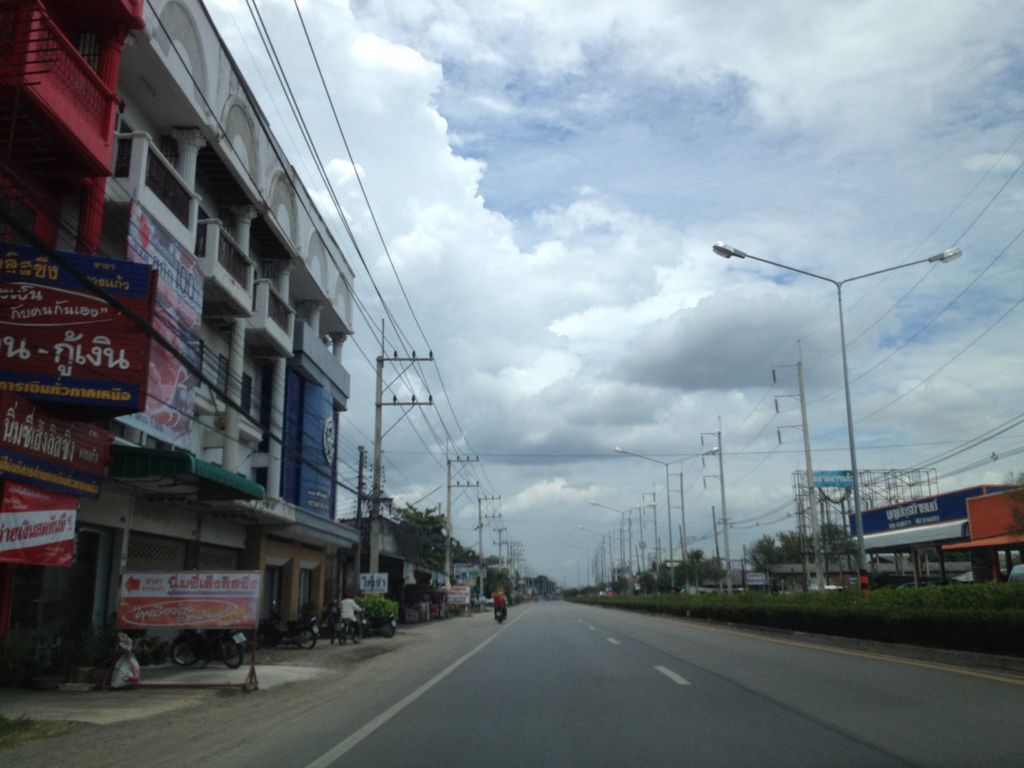 ภาพถนนตรงที่ โรงพยาบาลสัตว์เชียงใหม่-สันป่าตอง ตั้งอยู่ ถ่ายโดย jimwatana พ.ศ. 2558 (2015) · A street-level view of where โรงพยาบาลสัตว์เชียงใหม่-สันป่าตอง · Sat Chiang Mai-San Pa Tong Hospital stands, by jimwatana in 2558 (2015)