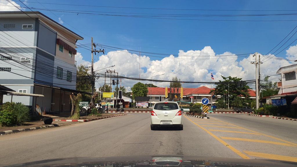 ภาพถนนตรงที่ ร้านซะป๊ะยำพร้าว ตั้งอยู่ ถ่ายโดย jrcarlsen พ.ศ. 2564 (2021) · A street-level view of where ร้านซะป๊ะยำพร้าว · Ran Sapa Yam Phrao stands, by jrcarlsen in 2564 (2021)