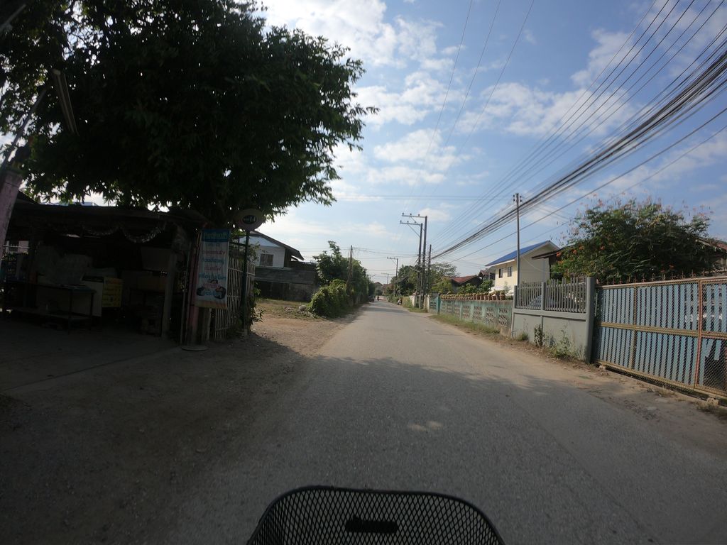 ภาพถนนตรงที่ ร้อยห้า ลาบ ส้า แกงอ่อม ตั้งอยู่ ถ่ายโดย chanuwath_grab พ.ศ. 2562 (2019) · A street-level view of where ร้อยห้า ลาบ ส้า แกงอ่อม · Roiha Lap Sa Kaengom stands, by chanuwath_grab in 2562 (2019)