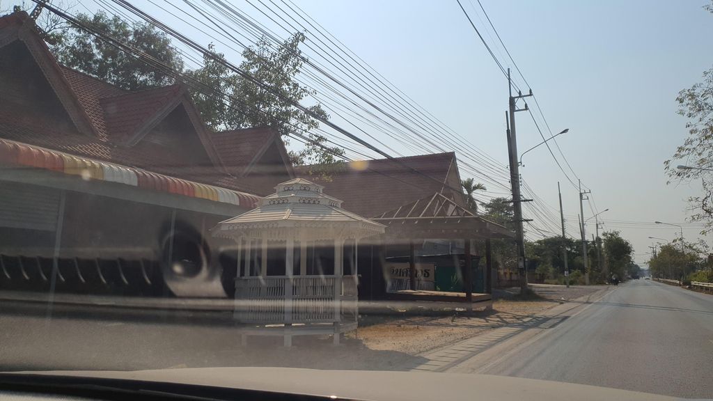 ภาพถนนตรงที่ ร้านศราวุธ ตั้งอยู่ ถ่ายโดย jrcarlsen พ.ศ. 2566 (2023) · A street-level view of where ร้านศราวุธ · Ran Sa Wut stands, by jrcarlsen in 2566 (2023)