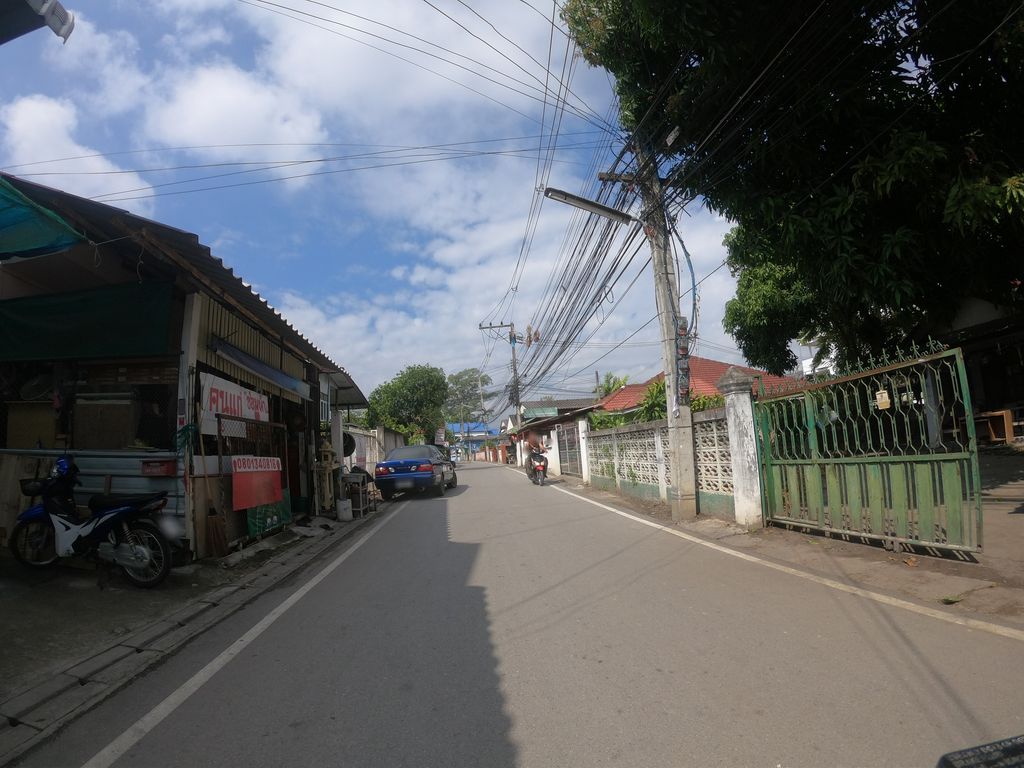 ภาพถนนตรงที่ ก๋วยเตี๋ยว ซันเดย์ ตั้งอยู่ ถ่ายโดย chanuwath_grab พ.ศ. 2562 (2019) · A street-level view of where ก๋วยเตี๋ยว ซันเดย์ · Kuaitiao Sande stands, by chanuwath_grab in 2562 (2019)