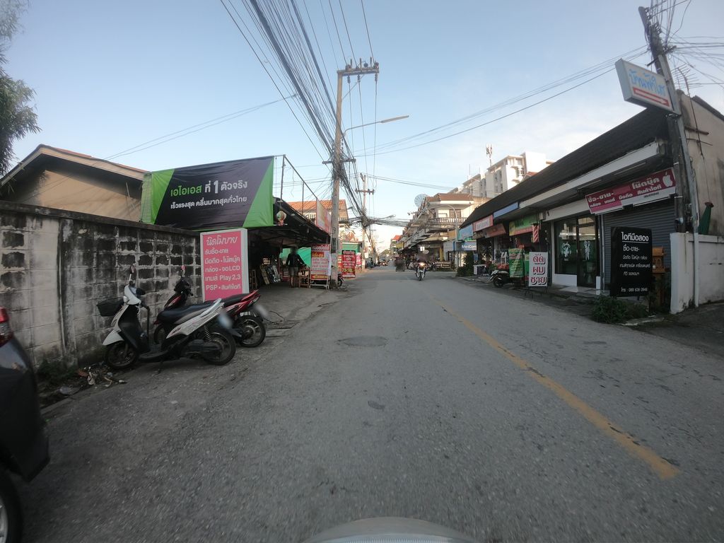 ภาพถนนตรงที่ อิ๊คคิวโมบาย ตั้งอยู่ ถ่ายโดย chanuwath_grab พ.ศ. 2562 (2019) · A street-level view of where อิ๊คคิวโมบาย · Ikkhiomobai stands, by chanuwath_grab in 2562 (2019)