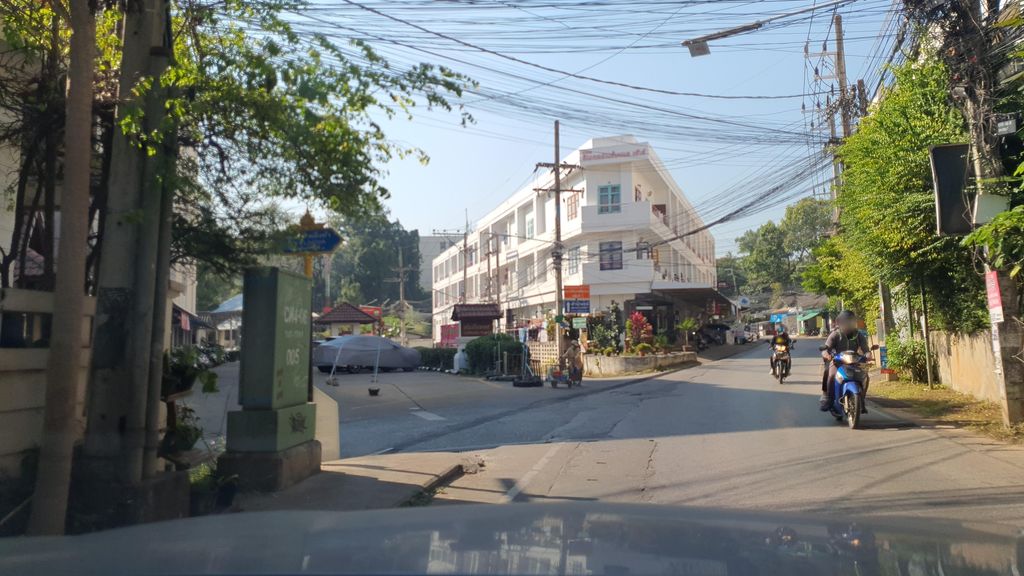 ภาพถนนตรงที่ Duckoo.tatt Studio ตั้งอยู่ ถ่ายโดย jrcarlsen พ.ศ. 2564 (2021) · A street-level view of where Duckoo.tatt Studio stands, by jrcarlsen in 2564 (2021)