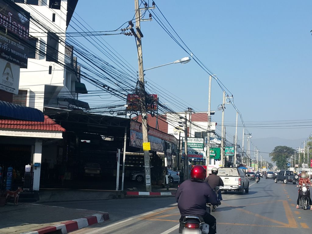 ภาพถนนตรงที่ รถเช่าเชียงใหม่ ตั้งอยู่ ถ่ายโดย jrcarlsen พ.ศ. 2559 (2016) · A street-level view of where รถเช่าเชียงใหม่ · Rotchao Chiang Mai stands, by jrcarlsen in 2559 (2016)