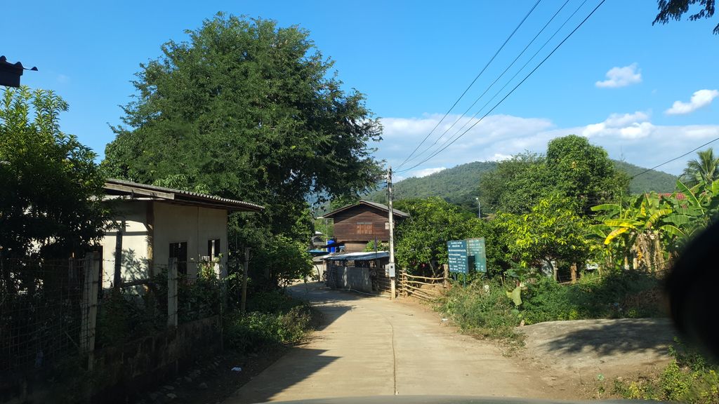 ภาพถนนตรงที่ กั๊ดต๊องสาขาเมืองคอง ตั้งอยู่ ถ่ายโดย jrcarlsen พ.ศ. 2562 (2019) · A street-level view of where กั๊ดต๊องสาขาเมืองคอง · Kattong Sakha Mueangkhong stands, by jrcarlsen in 2562 (2019)