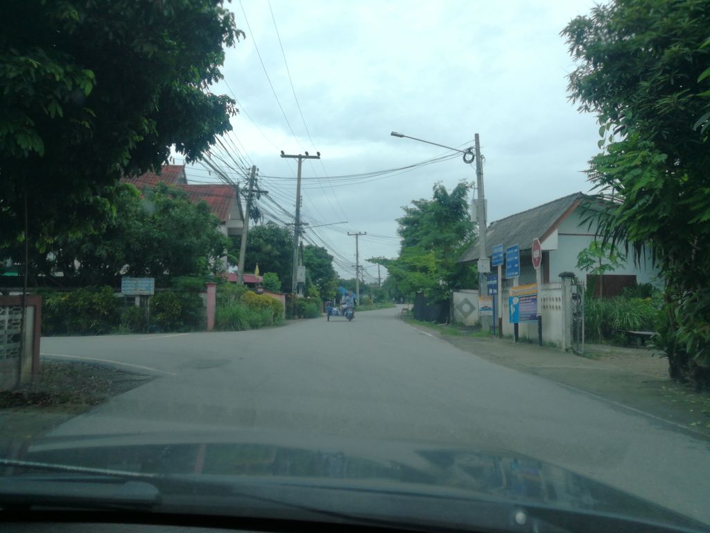 ภาพถนนตรงที่ Yindee Coffee Bar ตั้งอยู่ ถ่ายโดย chanon พ.ศ. 2561 (2018) · A street-level view of where Yindee Coffee Bar stands, by chanon in 2561 (2018)