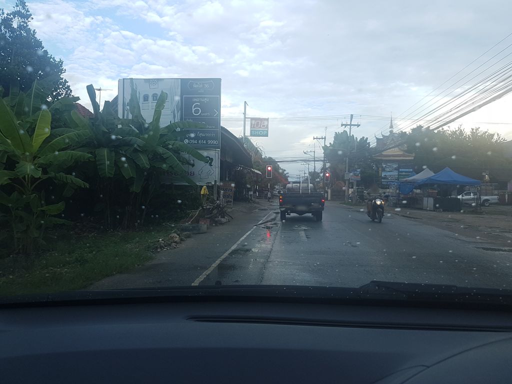 ภาพถนนตรงที่ หม่าล่า คาเฟ่ ตั้งอยู่ ถ่ายโดย ekkarin พ.ศ. 2561 (2018) · A street-level view of where หม่าล่า คาเฟ่ · Mala Café stands, by ekkarin in 2561 (2018)