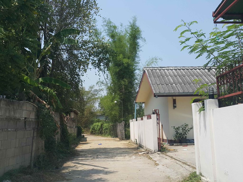 ภาพถนนตรงที่ ป๊อปแอร์คาร์ ตั้งอยู่ ถ่ายโดย jrcarlsen พ.ศ. 2558 (2015) · A street-level view of where ป๊อปแอร์คาร์ · Popaekha stands, by jrcarlsen in 2558 (2015)