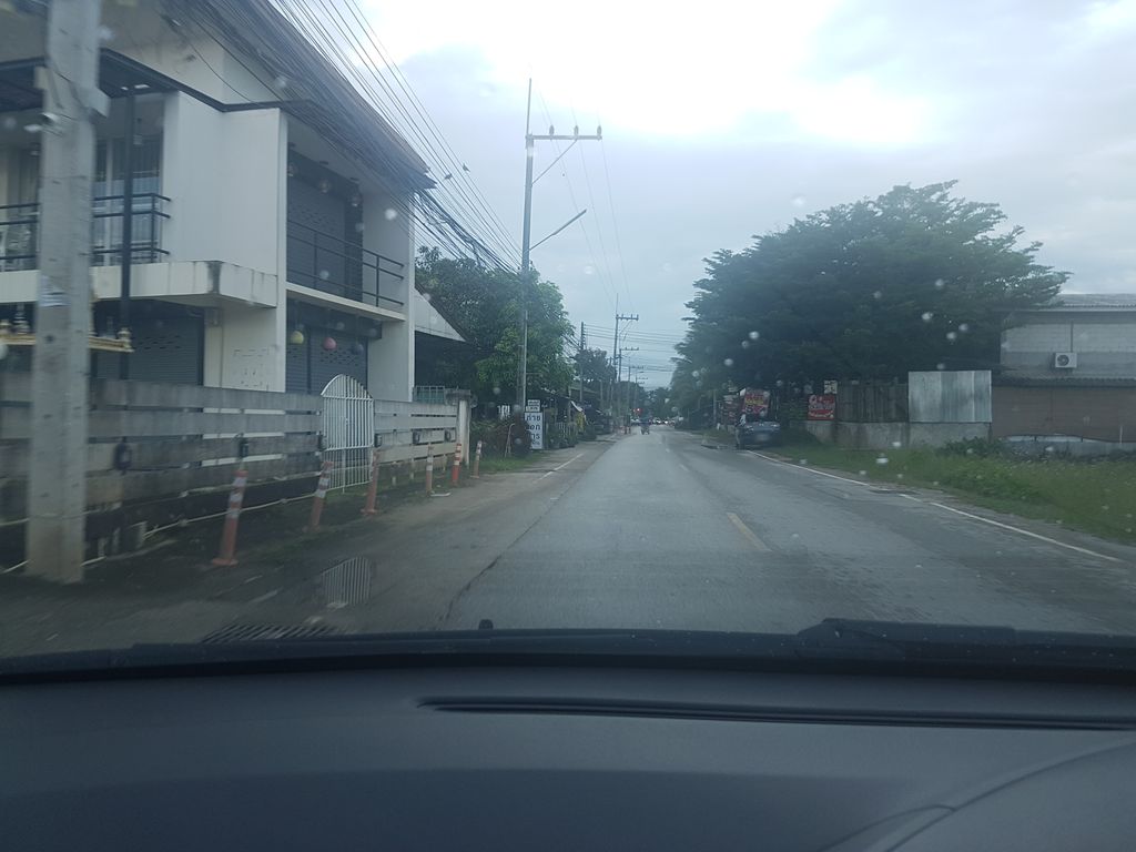 ภาพถนนตรงที่ ครัวเรยา ข้าวกุ้งแกะอาหารทะเลสด รับทำอาหารงานเลี้ยง รับทำข้าวกล่อง ตั้งอยู่ ถ่ายโดย ekkarin พ.ศ. 2561 (2018) · A street-level view of where ครัวเรยา ข้าวกุ้งแกะอาหารทะเลสด รับทำอาหารงานเลี้ยง รับทำข้าวกล่อง · Khruaroei Khao Kung Kae Ahanthaletda Raptham Ahan Nganliang Raptham Khaokalong stands, by ekkarin in 2561 (2018)