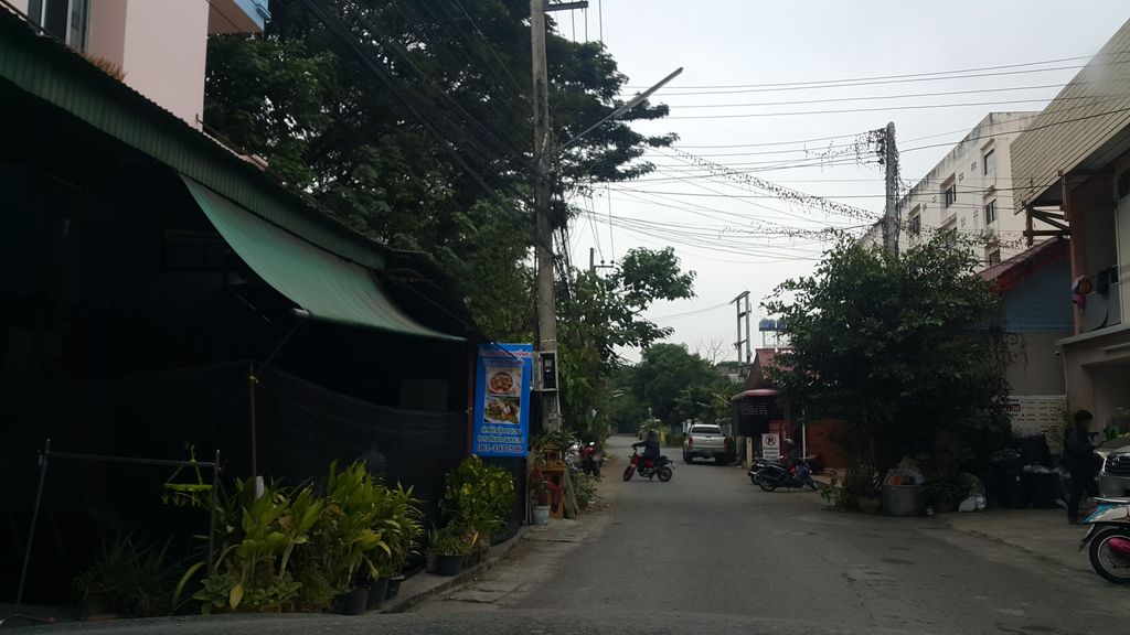 ภาพถนนตรงที่ D Cut ตั้งอยู่ ถ่ายโดย jrcarlsen พ.ศ. 2559 (2016) · A street-level view of where D Cut stands, by jrcarlsen in 2559 (2016)