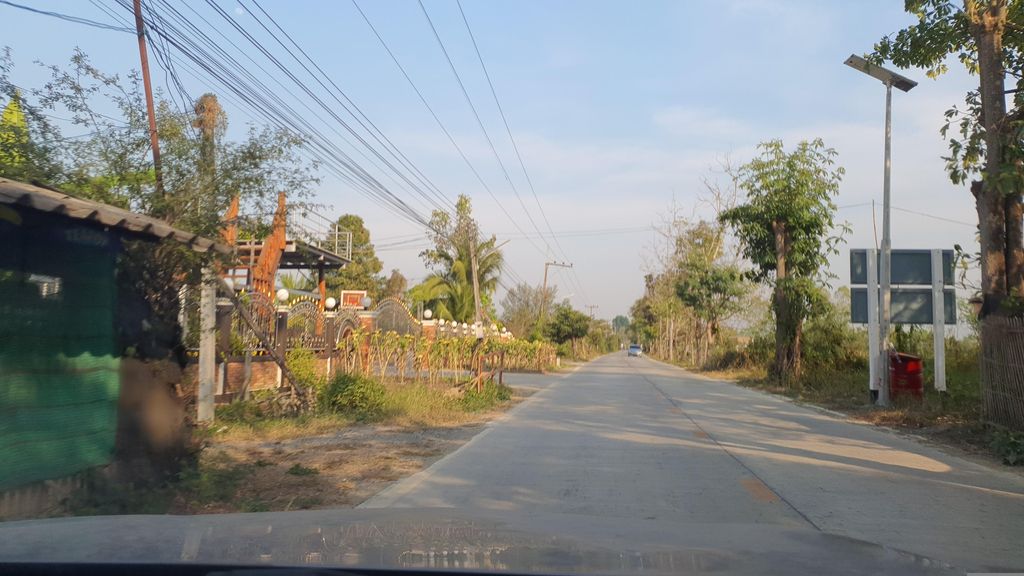 ภาพถนนตรงที่ บ้านสล่าแกะปุ่งหน่าก๊ะ ตั้งอยู่ ถ่ายโดย jrcarlsen พ.ศ. 2566 (2023) · A street-level view of where บ้านสล่าแกะปุ่งหน่าก๊ะ · Ban Sala Kae Pungnaka stands, by jrcarlsen in 2566 (2023)