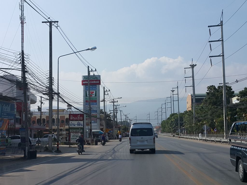 ภาพถนนตรงที่ ป้าณี ผัดไทย ตั้งอยู่ ถ่ายโดย jrcarlsen พ.ศ. 2558 (2015) · A street-level view of where ป้าณี ผัดไทย · Pani Phatthai stands, by jrcarlsen in 2558 (2015)