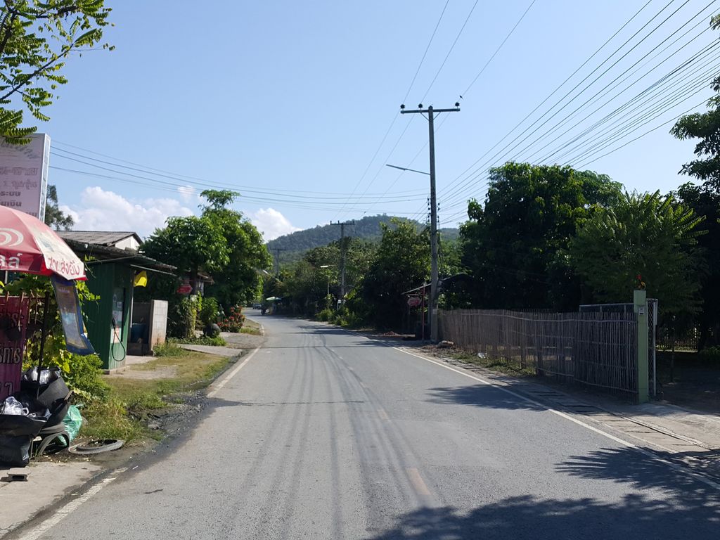 ภาพถนนตรงที่ ร้านชัยพรมินิมาร์ท ตั้งอยู่ ถ่ายโดย jrcarlsen พ.ศ. 2558 (2015) · A street-level view of where ร้านชัยพรมินิมาร์ท · Ran Chai Phon Mini Mart stands, by jrcarlsen in 2558 (2015)