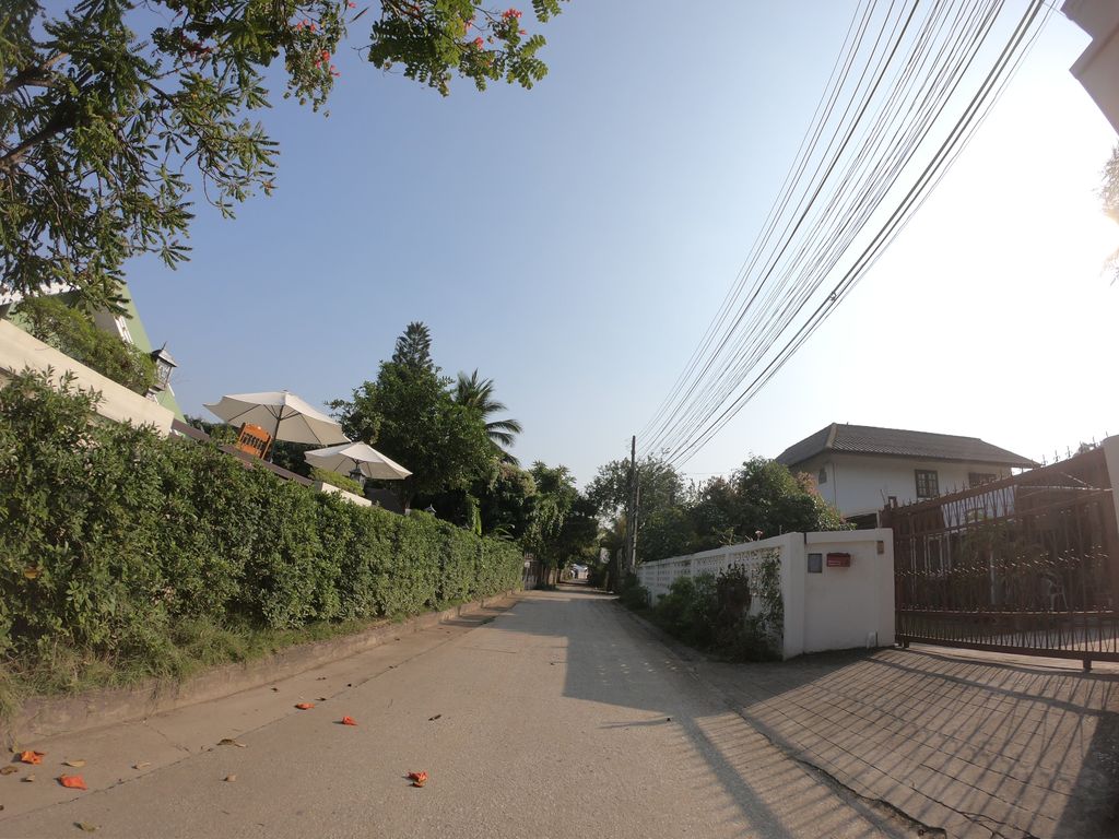 ภาพถนนตรงที่ โซลาร์ วิลล่า ตั้งอยู่ ถ่ายโดย chanuwath_grab พ.ศ. 2562 (2019) · A street-level view of where โซลาร์ วิลล่า · Sola Villa stands, by chanuwath_grab in 2562 (2019)