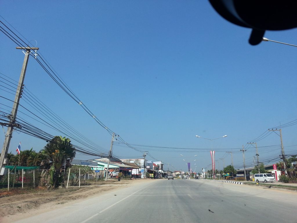ภาพถนนตรงที่ อ่างขาง คอฟฟี่ ตั้งอยู่ ถ่ายโดย mishari พ.ศ. 2558 (2015) · A street-level view of where อ่างขาง คอฟฟี่ · Angkhang Coffee stands, by mishari in 2558 (2015)