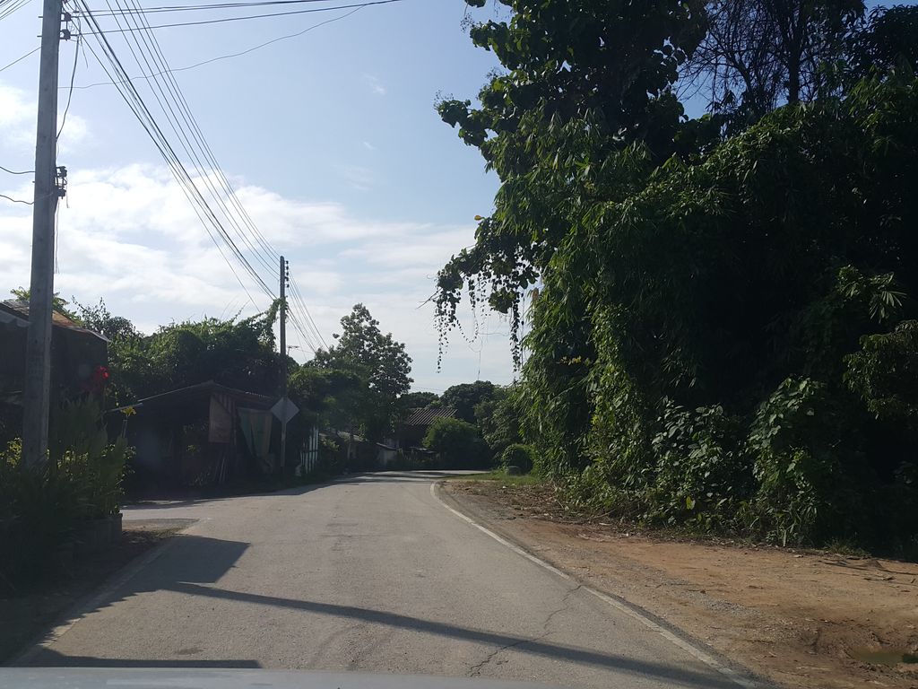 ภาพถนนตรงที่ สเต็กฮิมโก้ง ตั้งอยู่ ถ่ายโดย jrcarlsen พ.ศ. 2558 (2015) · A street-level view of where สเต็กฮิมโก้ง · Steak Himkong stands, by jrcarlsen in 2558 (2015)