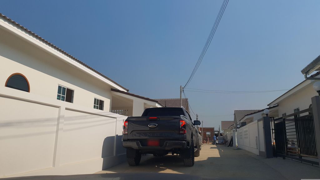 ภาพถนนตรงที่ โครงการบ้านแสนสุข ตั้งอยู่ ถ่ายโดย jrcarlsen พ.ศ. 2566 (2023) · A street-level view of where โครงการบ้านแสนสุข · Khrongkan Ban Saensuk stands, by jrcarlsen in 2566 (2023)