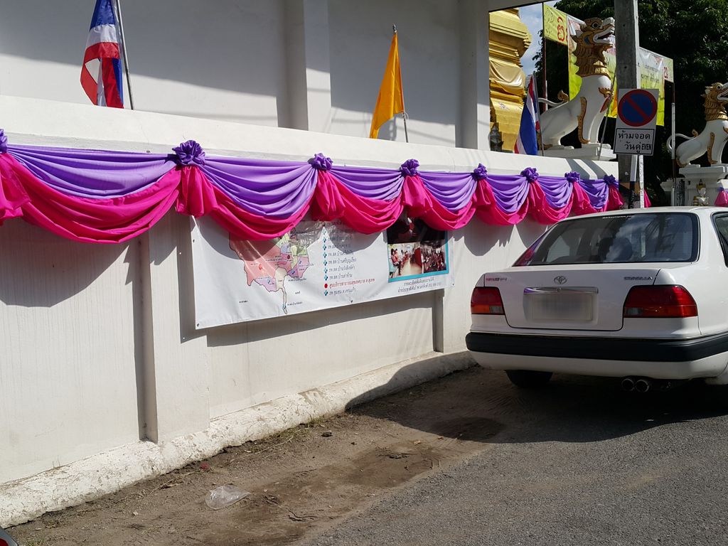 ภาพถนนตรงที่ Greenies and Co ตั้งอยู่ ถ่ายโดย jrcarlsen พ.ศ. 2558 (2015) · A street-level view of where Greenies and Co stands, by jrcarlsen in 2558 (2015)