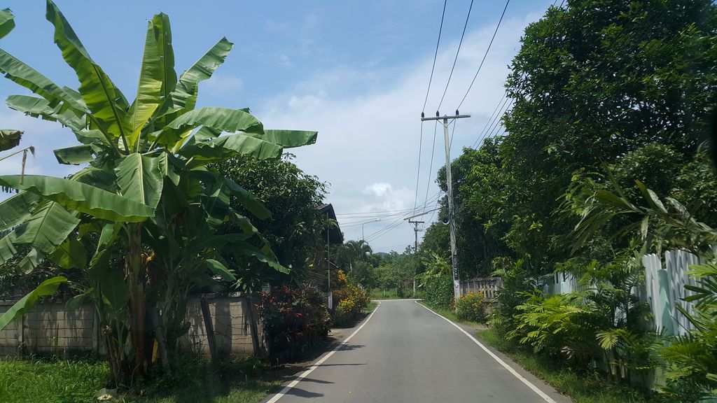 ภาพถนนตรงที่ บ้านสวนศรีสุดา ตั้งอยู่ ถ่ายโดย jrcarlsen พ.ศ. 2561 (2018) · A street-level view of where บ้านสวนศรีสุดา · Ban Suan Sisuda stands, by jrcarlsen in 2561 (2018)