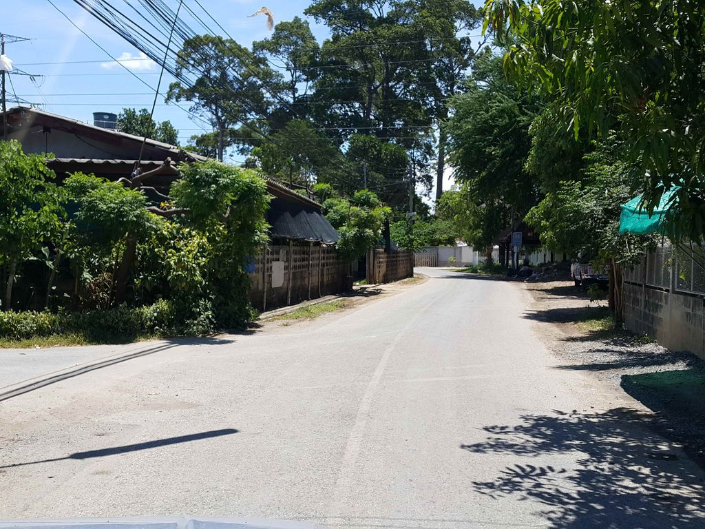 ภาพถนนตรงที่ อู่ลุงอาด ตั้งอยู่ ถ่ายโดย jrcarlsen พ.ศ. 2558 (2015) · A street-level view of where อู่ลุงอาด · Ulungat stands, by jrcarlsen in 2558 (2015)