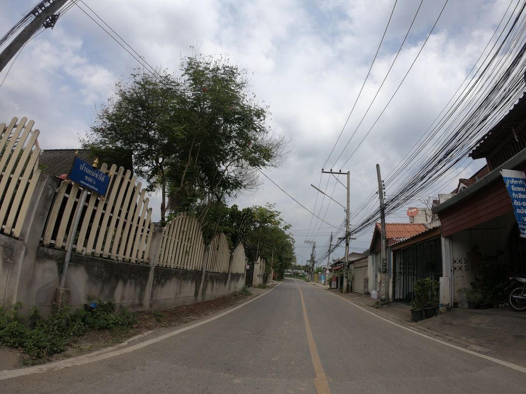 ภาพถนนตรงที่ Lunar View Cafe & Craftbar ตั้งอยู่ ถ่ายโดย chanuwath_grab พ.ศ. 2562 (2019) · A street-level view of where Lunar View Cafe & Craftbar stands, by chanuwath_grab in 2562 (2019)