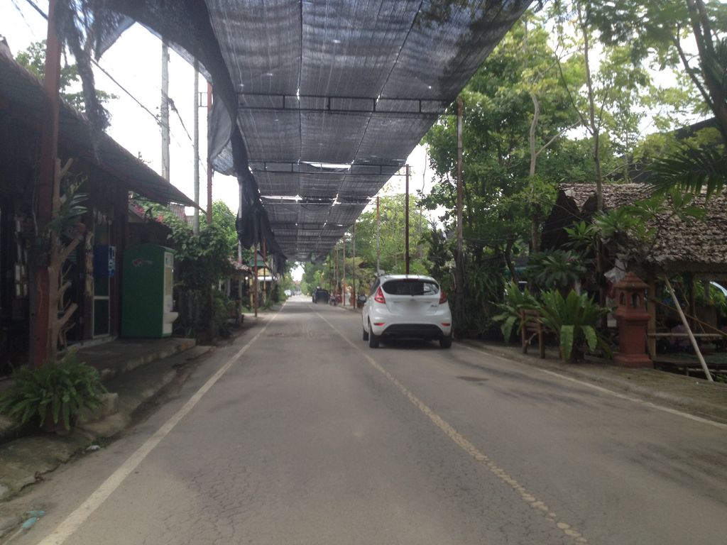 ภาพถนนตรงที่ ขันโตกร้านพิศมัย ตั้งอยู่ ถ่ายโดย jimwatana พ.ศ. 2558 (2015) · A street-level view of where ขันโตกร้านพิศมัย · Khantok Ran Phitmai stands, by jimwatana in 2558 (2015)