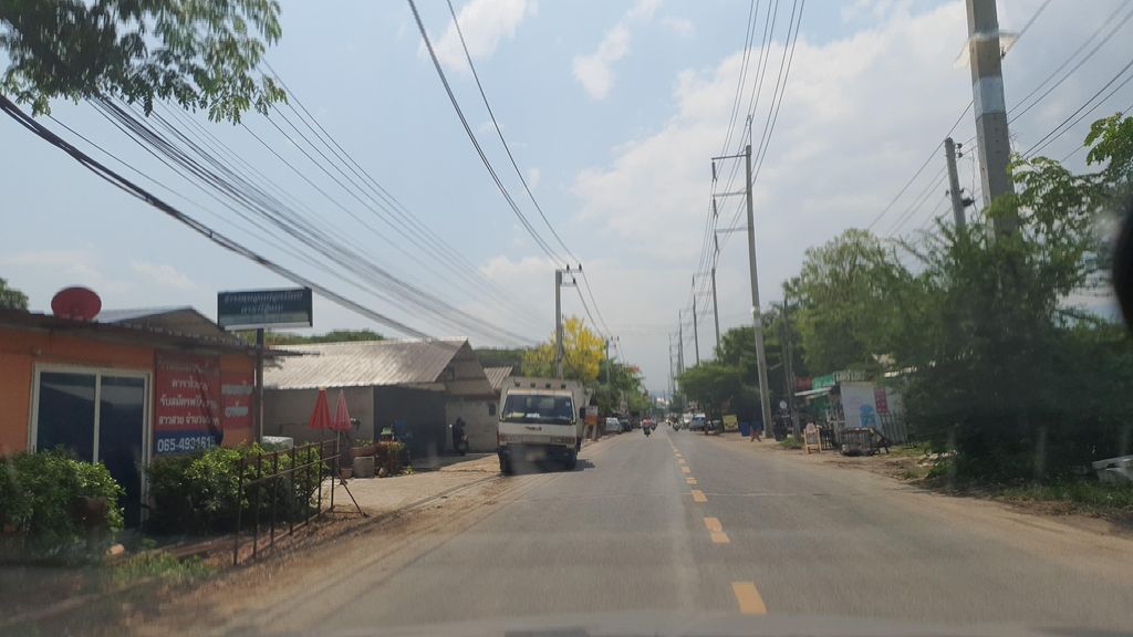 ภาพถนนตรงที่ Wash UP Car Care ตั้งอยู่ ถ่ายโดย jrcarlsen พ.ศ. 2565 (2022) · A street-level view of where Wash UP Car Care stands, by jrcarlsen in 2565 (2022)