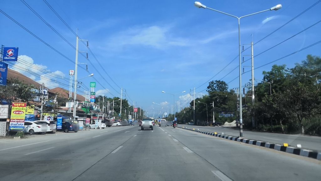 ภาพถนนตรงที่ ลุงป๊อปการสุรา ตั้งอยู่ ถ่ายโดย charlesano พ.ศ. 2561 (2018) · A street-level view of where ลุงป๊อปการสุรา · Lung Pop Kansura stands, by charlesano in 2561 (2018)