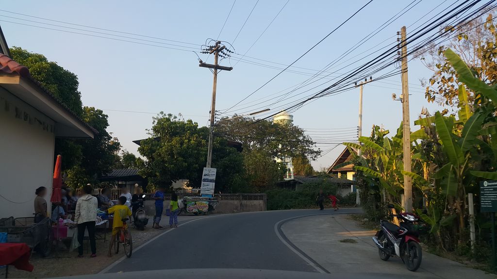 ภาพถนนตรงที่ วัดดอกแดง ตั้งอยู่ ถ่ายโดย jrcarlsen พ.ศ. 2560 (2017) · A street-level view of where วัดดอกแดง · Wat Dok Daeng stands, by jrcarlsen in 2560 (2017)