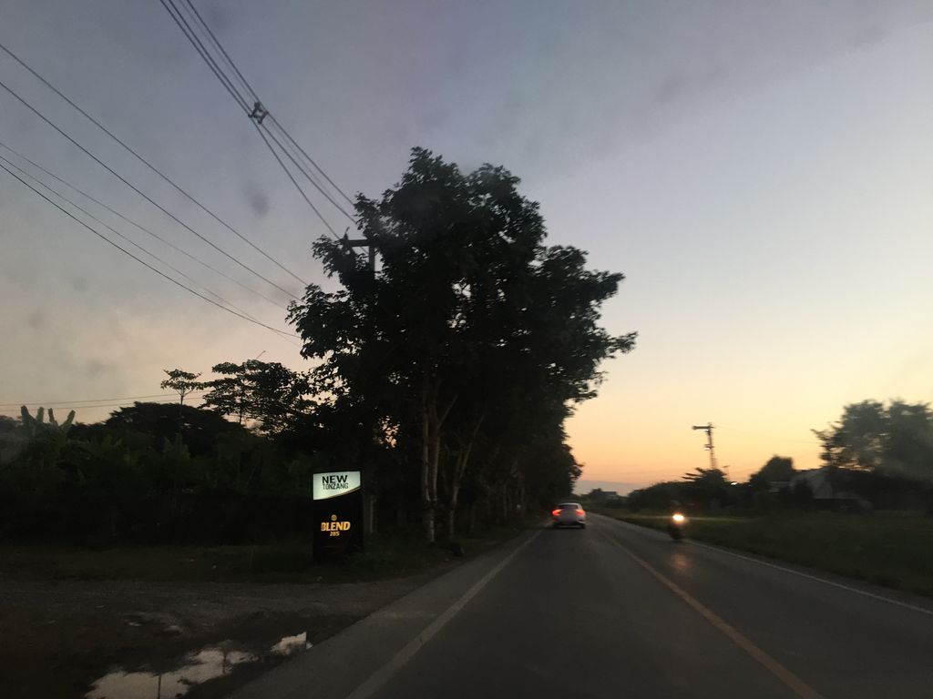 ภาพถนนตรงที่ เอกท่อซิ่ง ตั้งอยู่ ถ่ายโดย kyoko พ.ศ. 2561 (2018) · A street-level view of where เอกท่อซิ่ง · Ekthosing stands, by kyoko in 2561 (2018)