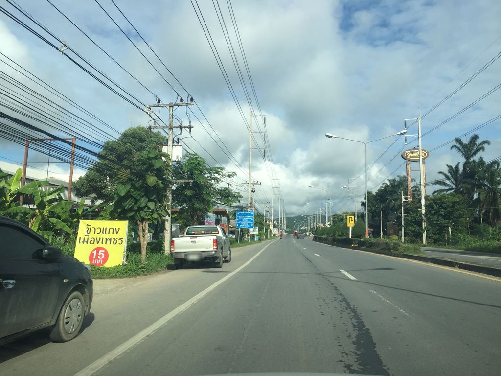 ภาพถนนตรงที่ ร้านนวด ศรีสุดานวดไทย ตั้งอยู่ ถ่ายโดย kyoko พ.ศ. 2561 (2018) · A street-level view of where ร้านนวด ศรีสุดานวดไทย · Ran Nuat Sisuda Nuatthai stands, by kyoko in 2561 (2018)