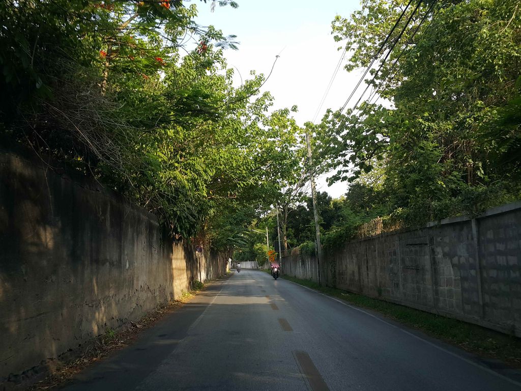 ภาพถนนตรงที่ One O Six Cafe ตั้งอยู่ ถ่ายโดย jrcarlsen พ.ศ. 2558 (2015) · A street-level view of where One O Six Cafe stands, by jrcarlsen in 2558 (2015)