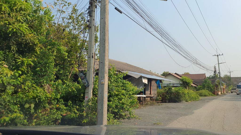 ภาพถนนตรงที่ บ้านคุนาพล ตั้งอยู่ ถ่ายโดย jrcarlsen พ.ศ. 2565 (2022) · A street-level view of where บ้านคุนาพล · Ban Khu Na Phon stands, by jrcarlsen in 2565 (2022)