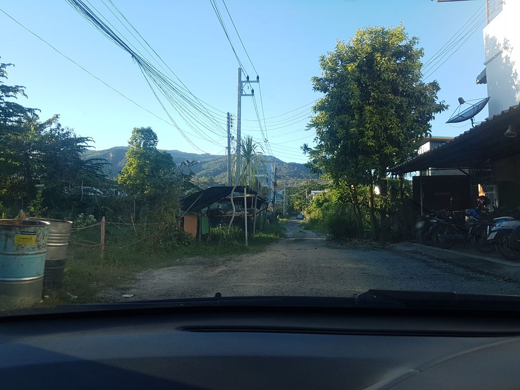 ภาพถนนตรงที่ Baan Kieng Phu bistro ตั้งอยู่ ถ่ายโดย ekkarin พ.ศ. 2561 (2018) · A street-level view of where Baan Kieng Phu bistro stands, by ekkarin in 2561 (2018)