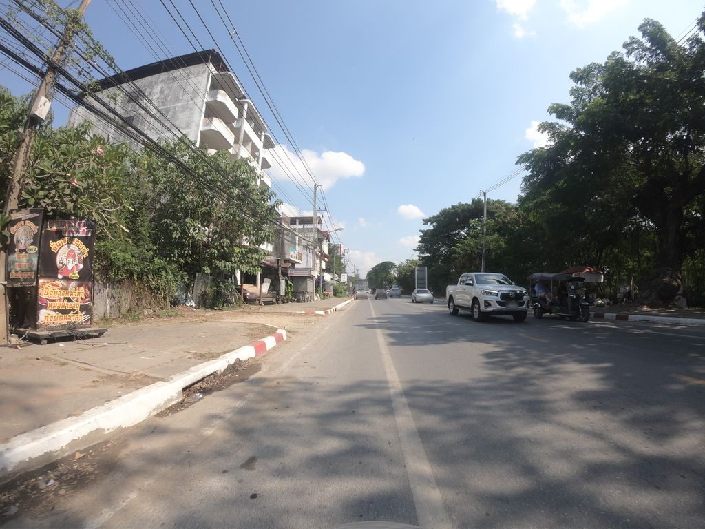 ภาพถนนตรงที่ VR Station วารินทร์มอเตอร์ ตั้งอยู่ ถ่ายโดย chanuwath_grab พ.ศ. 2562 (2019) · A street-level view of where VR Station วารินทร์มอเตอร์ stands, by chanuwath_grab in 2562 (2019)