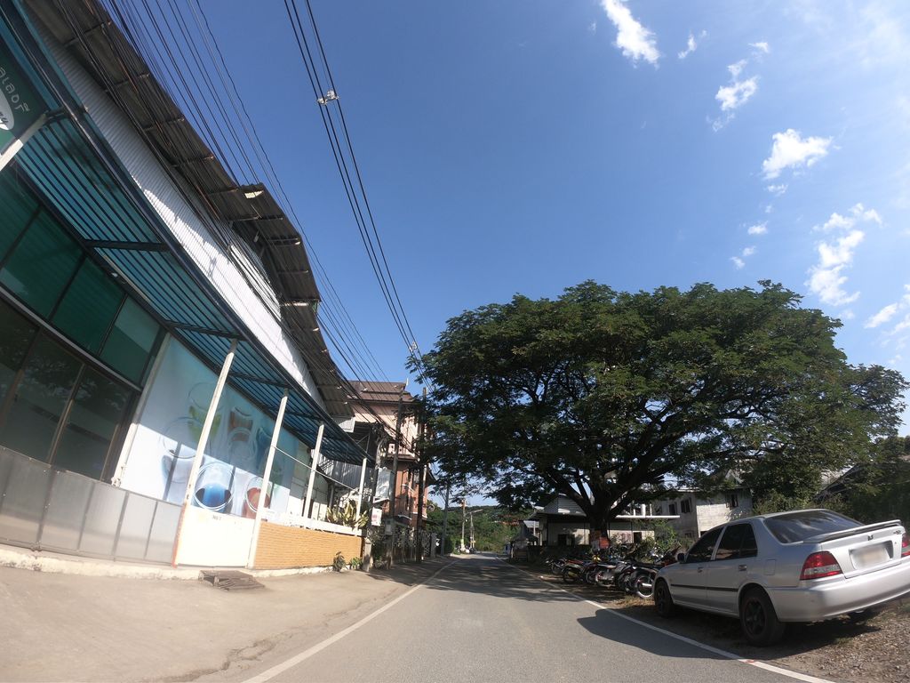 ภาพถนนตรงที่ Tea Gallery ตั้งอยู่ ถ่ายโดย chanuwath_grab พ.ศ. 2562 (2019) · A street-level view of where Tea Gallery stands, by chanuwath_grab in 2562 (2019)