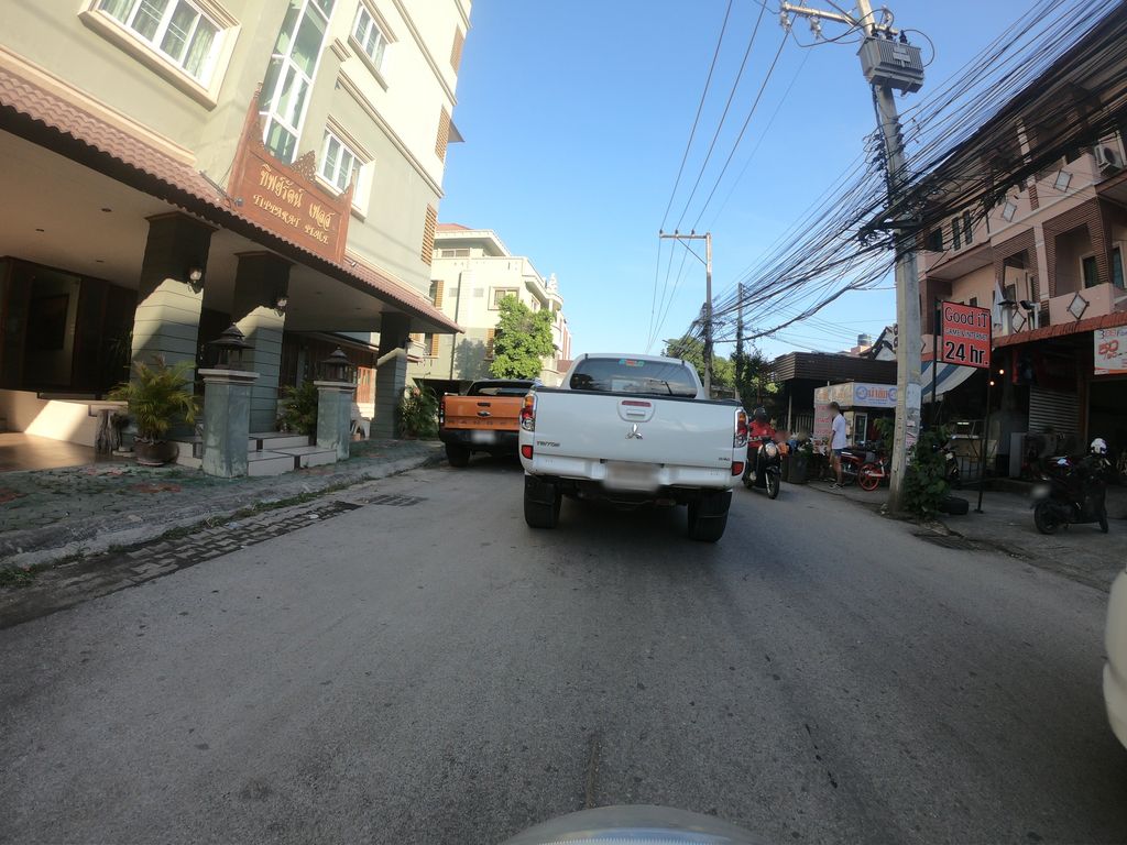 ภาพถนนตรงที่ Tantawan Vintage ตั้งอยู่ ถ่ายโดย chanuwath_grab พ.ศ. 2562 (2019) · A street-level view of where Tantawan Vintage stands, by chanuwath_grab in 2562 (2019)
