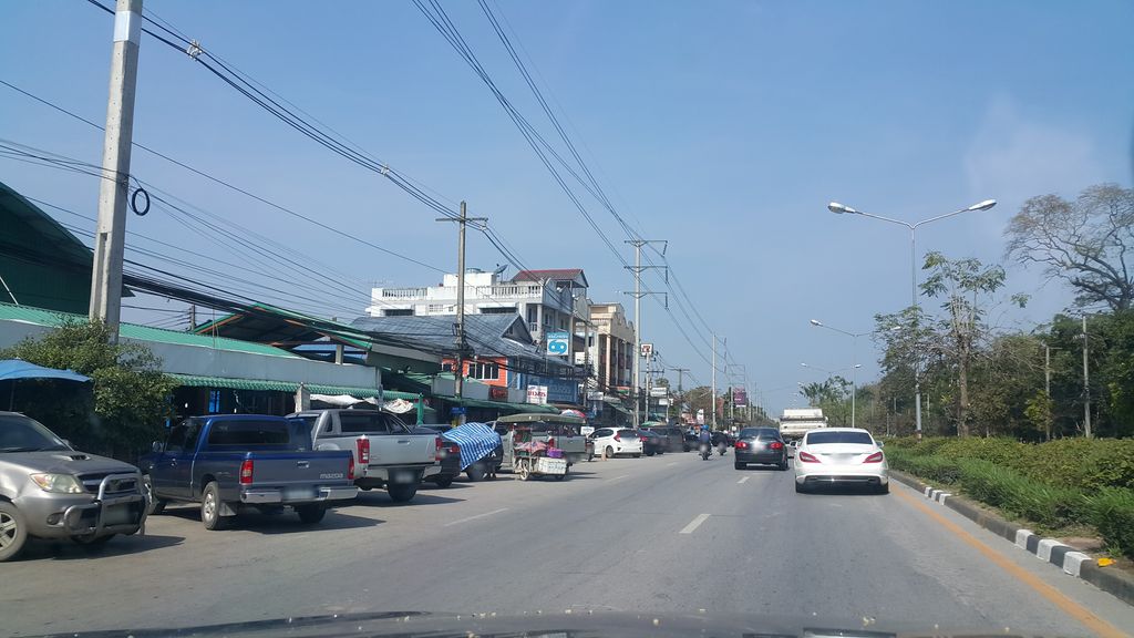 ภาพถนนตรงที่ ตลาดแม่โจ้ ตั้งอยู่ ถ่ายโดย jrcarlsen พ.ศ. 2562 (2019) · A street-level view of where ตลาดแม่โจ้ · Mae Jo Market stands, by jrcarlsen in 2562 (2019)